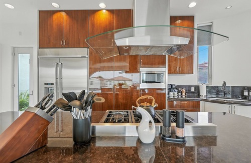 Roseville - Fleet Ridge House | The Wave House | Custom Gem w/Panoramic Views, Fire Pit, BBQ, Pool Table & Wraparound Balconies