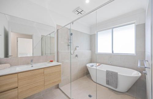Dunbogan House | The Waybre - walk to the beach, ducted aircon