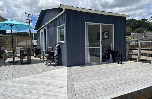 Te Mata Cabin | The Wee Crib with water views and PET friendly