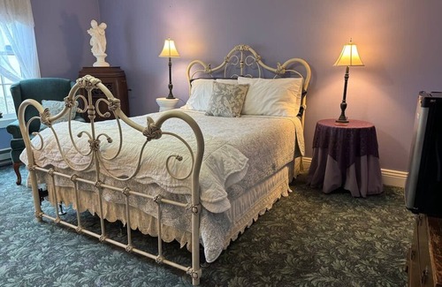 Peterson Hotel | The Wen Inn - 5 Suites Sleeps 14+ Host Events