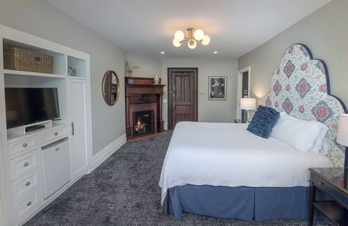 Ridgefield Hotel | The West Lane Inn - Deluxe Fireplace King