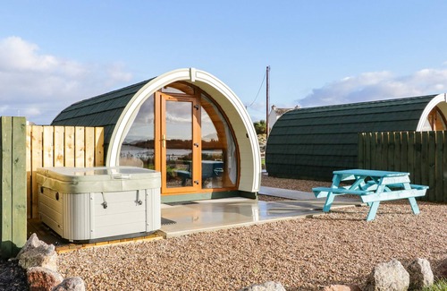 Burtonport Cottage | THE WHEELHOUSE POD NO. 1, romantic in Burtonport, County Donegal