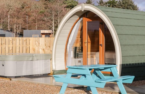 Burtonport Cottage | THE WHEELHOUSE POD NO. 1, romantic in Burtonport, County Donegal