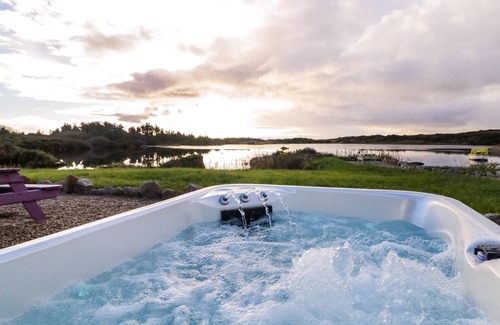 Burtonport Cottage | THE WHEELHOUSE POD NO. 2, romantic in Burtonport, County Donegal