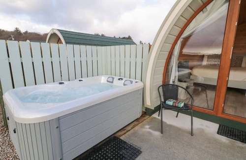 Burtonport Cottage | THE WHEELHOUSE POD NO. 2, romantic in Burtonport, County Donegal
