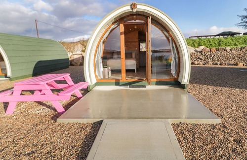 Burtonport Cottage | THE WHEELHOUSE POD NO. 8, romantic in Burtonport, County Donegal