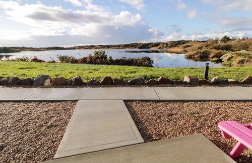 Burtonport Cottage | THE WHEELHOUSE POD NO. 8, romantic in Burtonport, County Donegal