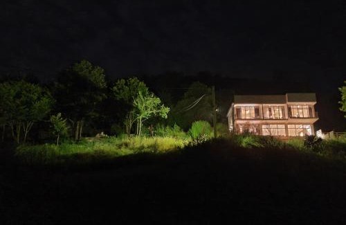 Vahagnadzor House | The Whispering Oaks Retreat Luxury Rooms