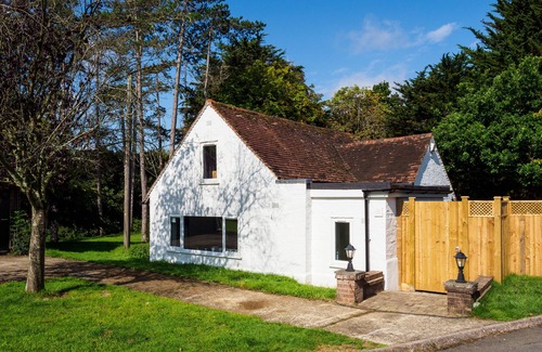 Upper Dicker House | The White Cottage at Gildridge + Private Hot Tub