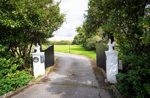 Upper Dicker House | The White Cottage at Gildridge + Private Hot Tub