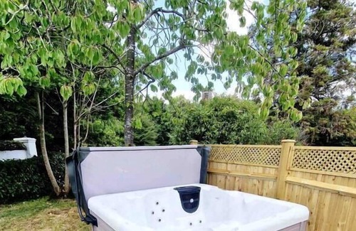 Upper Dicker House | The White Cottage at Gildridge + Private Hot Tub