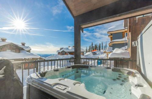 Big White Ski Resort House | The White Pearl - Amazing Luxury Chalet with Mountain Views
