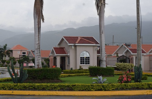 Kingston House | The White Pearl of Caymanas Coubtry Club Estate