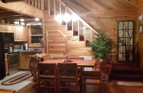 Lerona Cabin | The Whitetail a cozy cabin at Pipestem Place
