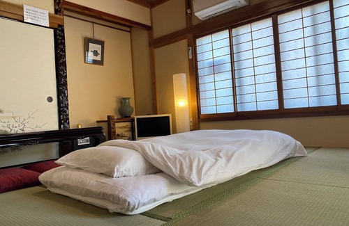 Kisarazu House | The whole building can be rented (only for guests) Long term welcome Outlet 7 min walk 11 people 1 bedding per person, no hassle Max 12 people, clean, spacious with Japanese style rooms 4 free parking spaces 4 bedrooms BBQ reservations possible