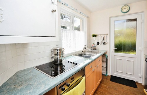Newport Cottage | The Willows - a bungalow that sleeps 2 guests in 1 bedroom