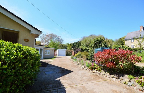 Newport Cottage | The Willows - a bungalow that sleeps 2 guests in 1 bedroom