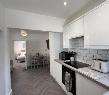 Worthing Apartment | The Willows-Parking & Central