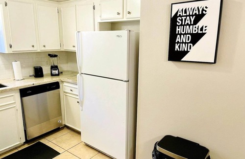 Grogan's Mill House | The Woodlands House 3 Bed, 2 Baths, FREE Parking Garage, Baby Crib, Kitchen