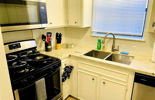 Grogan's Mill House | The Woodlands House 3 Bed, 2 Baths, FREE Parking Garage, Baby Crib, Kitchen