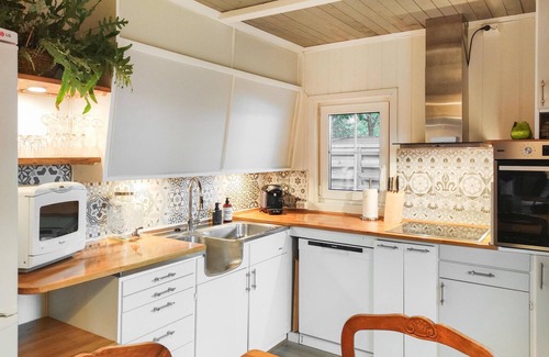 Arendal House | The Woodpecker Cottage Tree