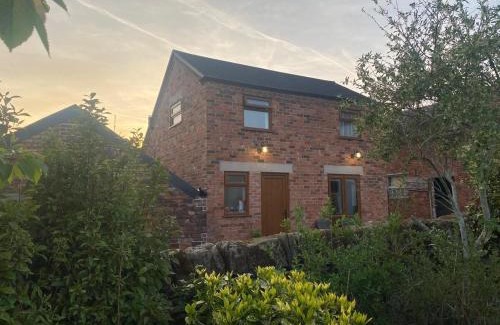 Moffat House | The Woottons Barn with Hot Tub