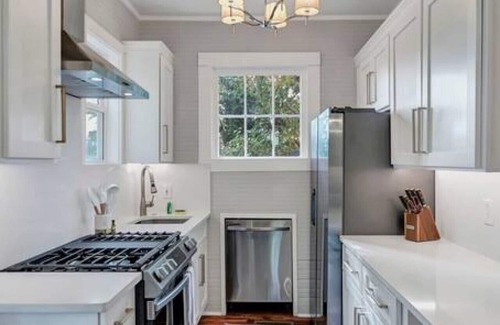 Earlewood House | The Wren's Nest | 1BR 2BA Guesthouse