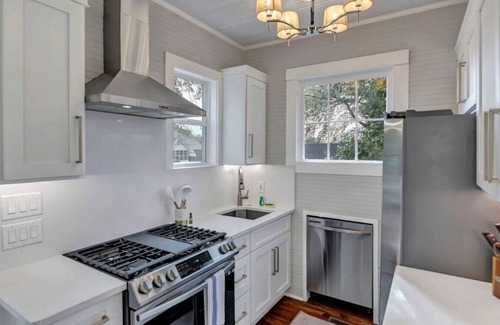 Earlewood House | The Wren's Nest | 1BR 2BA Guesthouse
