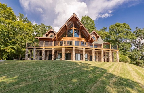 Bracey House | The Yellowstone | Elegance Meets Lakefront Luxury