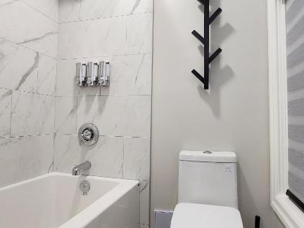 Downtown Apartment | The Zen Escape Modern Queen-Bed Full Apartment