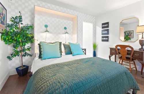 Civil Rights Historic District Apartment | Theatre Retreat 2 Bedroom Loft - 1 Blk from Theatres