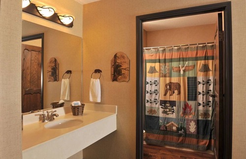Onalaska Hotel | Theme Suite, Stoney Creek Onalaska, Whirlpool, Living Area | 2 Units