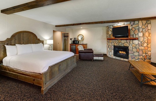 Peoria Hotel | Theme Suite with Fireplace & Dry Bar! Stoney Creek Peoria, Pool