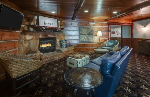 Peoria Hotel | Theme Suite with Fireplace & Dry Bar! Stoney Creek Peoria, Pool