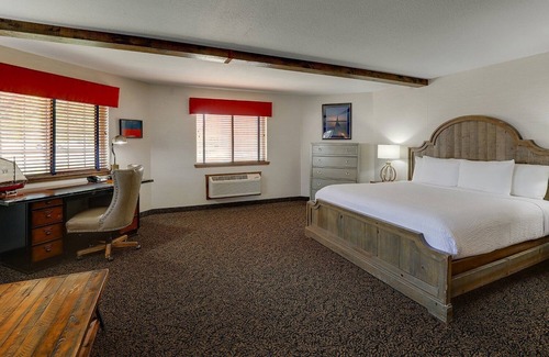 Peoria Hotel | Theme Suite with Fireplace & Dry Bar! Stoney Creek Peoria, Pool