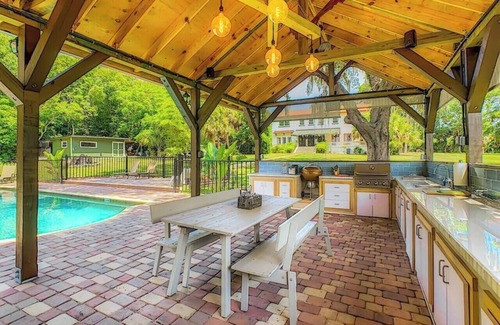 Fairvilla House | Themed Speak Easy w/Pool, Hottub & Lake
