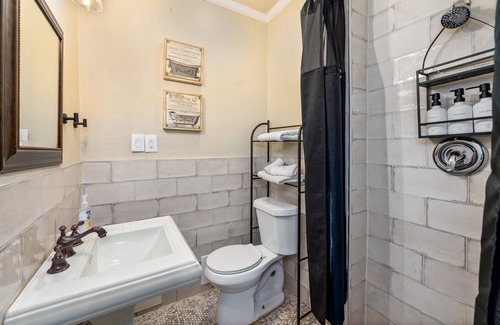 Fairvilla House | Themed Speak Easy w/Pool, Hottub & Lake