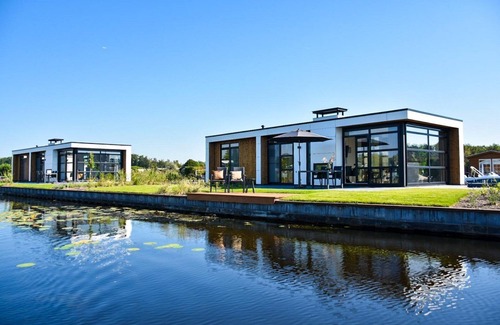 Loosdrecht House | These luxurious, nice, and detached vacation villas for 6 people have a unique view of the water. The luxurious villas offer a lot of privacy, a high standard of comfort, and have a spacious, hardwood outdoor deck. All ingredients to enjoy an amazing