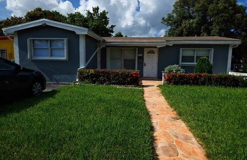 Lauderdale Lakes House | TheVacaVacationHomes