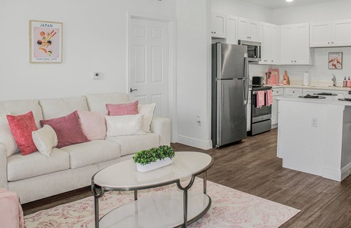 Kissimmee Apartment | Think Pink in Kissimmee - Gorgeous 2BD with free WIFI, free parking and more!!