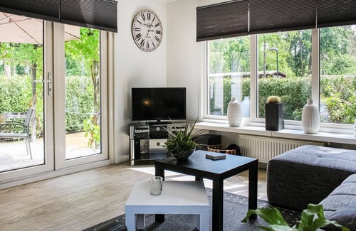 Overberg House | This 4-person vacation home in Utrecht is located in Overberg at Park de Ossenberg.