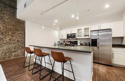 Cultural District Apartment | This apartment is a 2 bedroom(s), 2 bathrooms, located in Pittsburgh, PA.