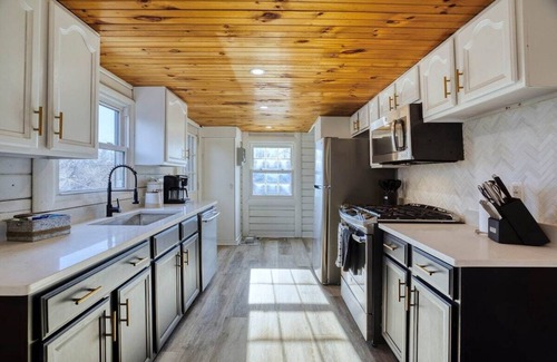 Fredericksburg Cabin | This cabin is a 3 bedroom(s), 3 bathrooms, located in Fredericksburg, VA.