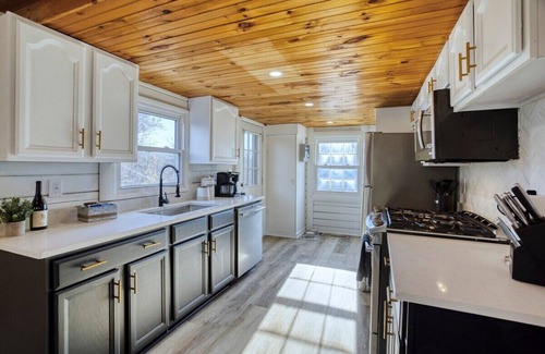 Fredericksburg Cabin | This cabin is a 3 bedroom(s), 3 bathrooms, located in Fredericksburg, VA.