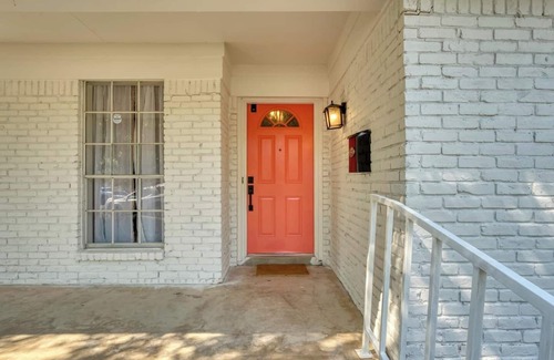 North Austin Civic Association House | This centrally located 4BR 2.5Bath home is complemented by vintage touches and amenities. Look no further if you are looking for an authentic Austin, TX home situated just a couple of minutes away from restaurants, shops, attractions, and landmarks.