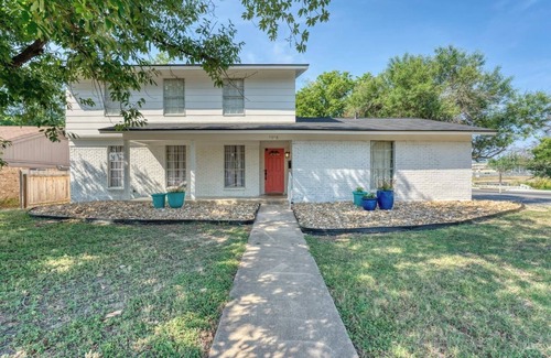 North Austin Civic Association House | This centrally located 4BR 2.5Bath home is complemented by vintage touches and amenities. Look no further if you are looking for an authentic Austin, TX home situated just a couple of minutes away from restaurants, shops, attractions, and landmarks.