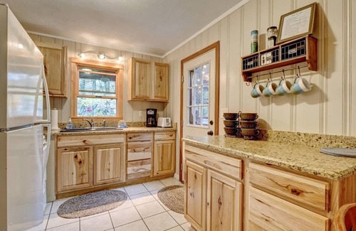 Linville Falls Cottage | This cottage is a 2 bedroom(s), 2 bathrooms, located in Newland, NC.