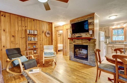 Linville Falls Cottage | This cottage is a 2 bedroom(s), 2 bathrooms, located in Newland, NC.
