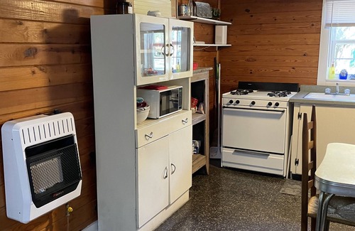 Calico Rock Apartment | This cozy cabin is less than 1 mile from Lake Norfork and Jordan Recreation area