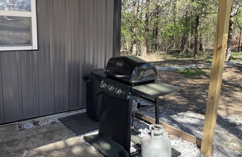 Calico Rock Apartment | This cozy cabin is less than 1 mile from Lake Norfork and Jordan Recreation area